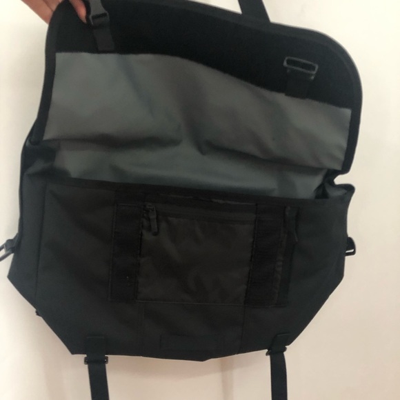 Timbuk2 medium Classic Messenger Bag 0644 - Picture 6 of 17